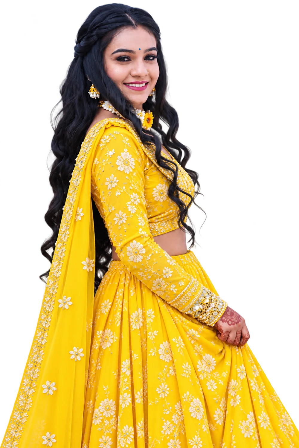 પીળા ચણિયાચોળીમાં પીઠી પ્રસંગની કન્યા